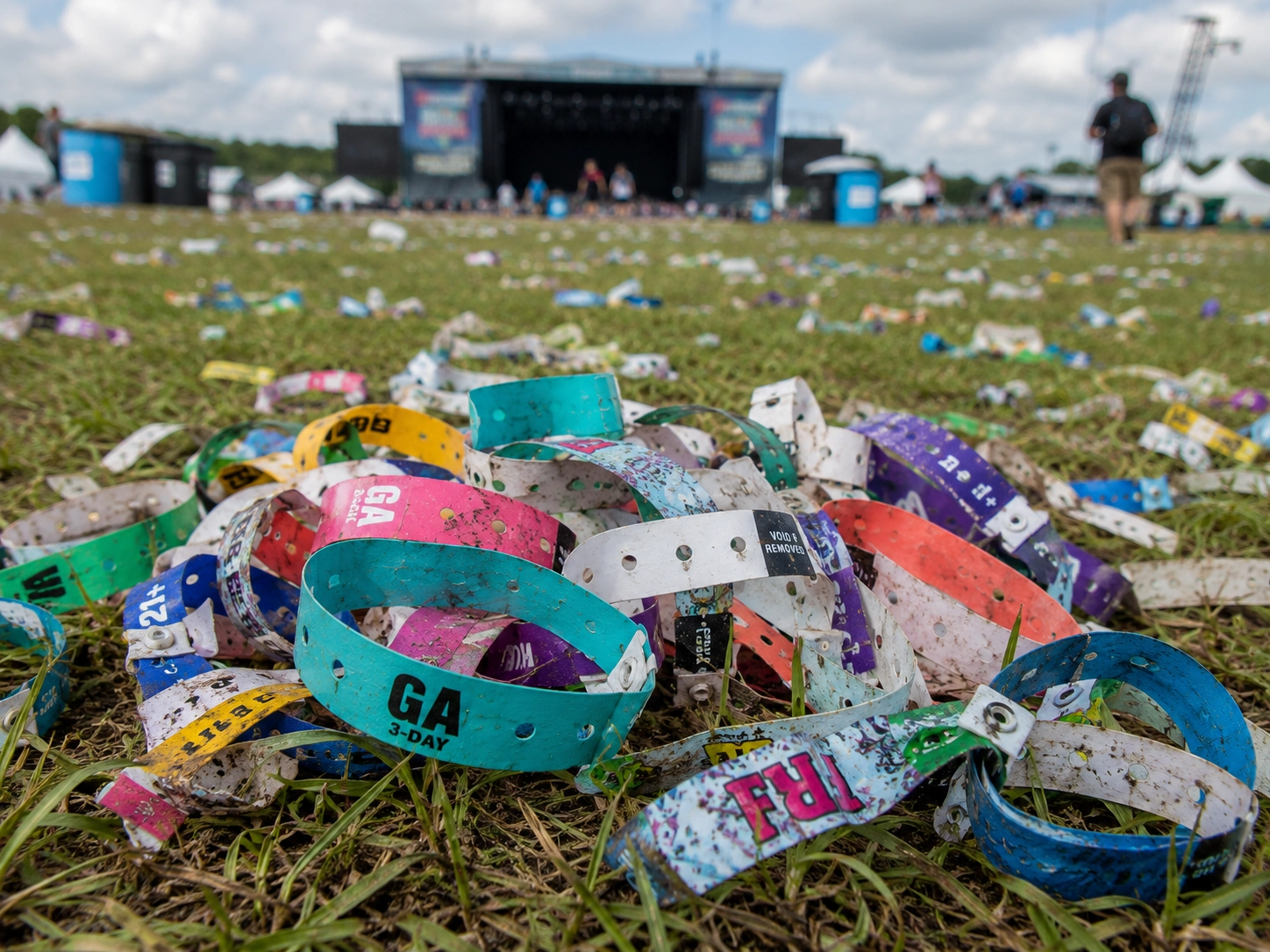 Eco-Friendly Wristbands vs. Traditional Plastic: Which One Should You Choose?